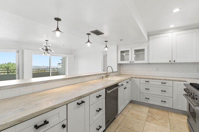 Building Photo - Ocean and Newport Harbor Views