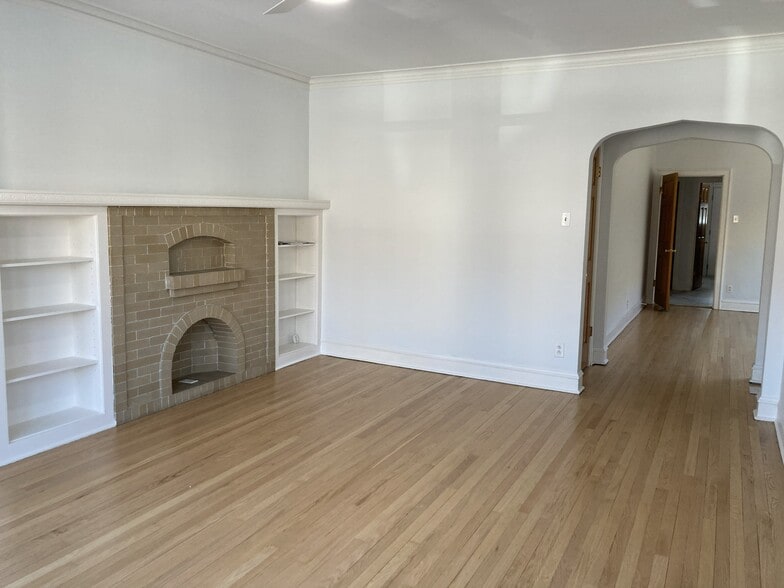 Building Photo - 2433 W Dakin St