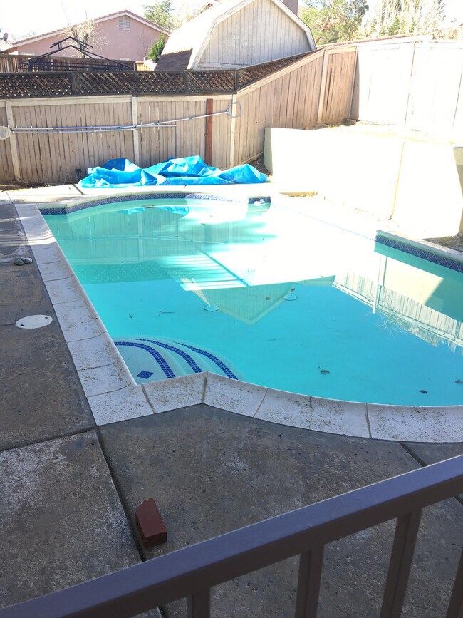 Building Photo - LARGE HOME WITH POOL! LOCATED CLOSE TO HWY...