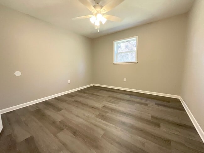 Building Photo - 713 Melody Ln