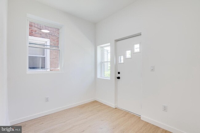 Building Photo - 5855 Larchwood Ave