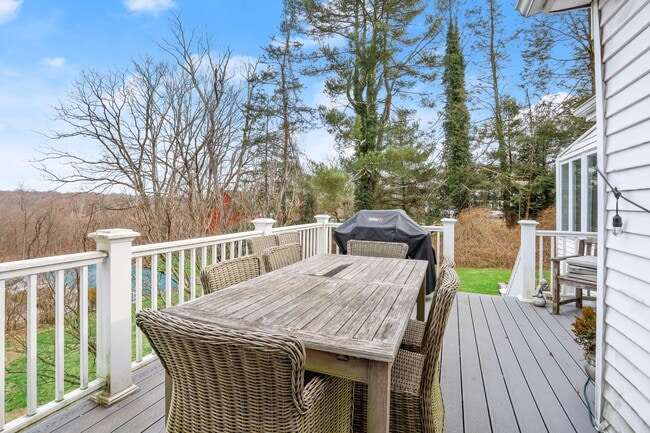 Building Photo - 339 Round Hill Rd