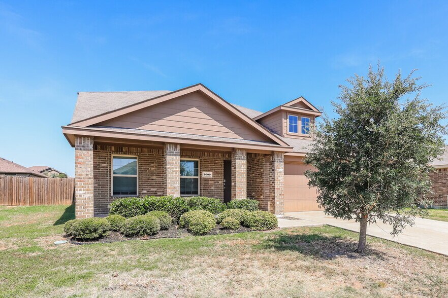 Building Photo - 2609 Hutchins Dr
