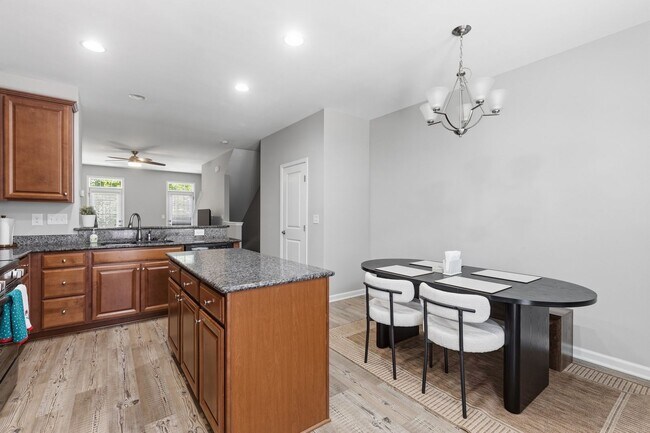 Building Photo - Stylish 3bd 3.5bath townhome for rent in the highly desirable Vermillion