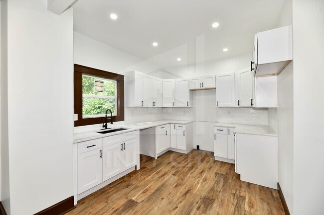 Building Photo - 3634 N Kenwood Ave