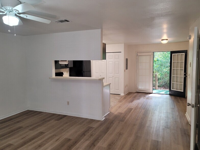 Building Photo - 2182 Timberwood Cir S