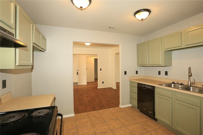 Building Photo - 900 SW River Rock St