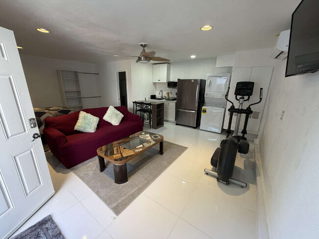 Building Photo - Modern & Stylish Private Garage Studio