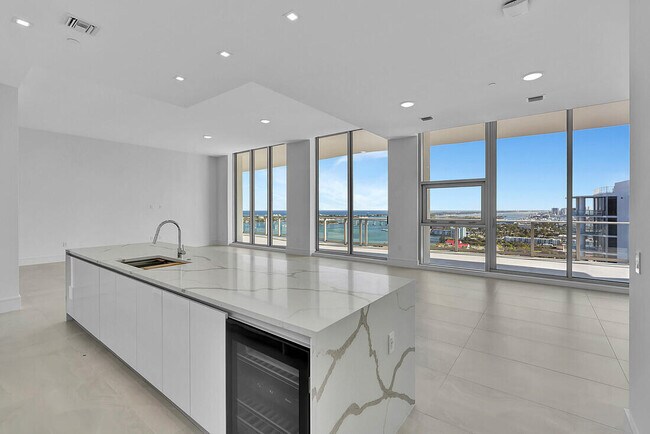 Building Photo - 220 Lake Shore Dr