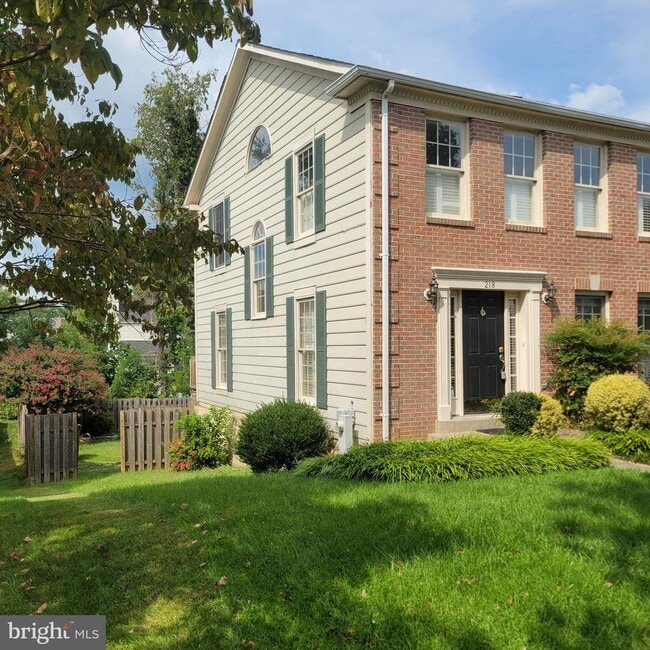 Building Photo - 218 Temple Dr