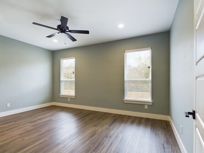 Building Photo - Charming 3-Bedroom Home with Updated Kitchen and Dual-Sink Primary Bath
