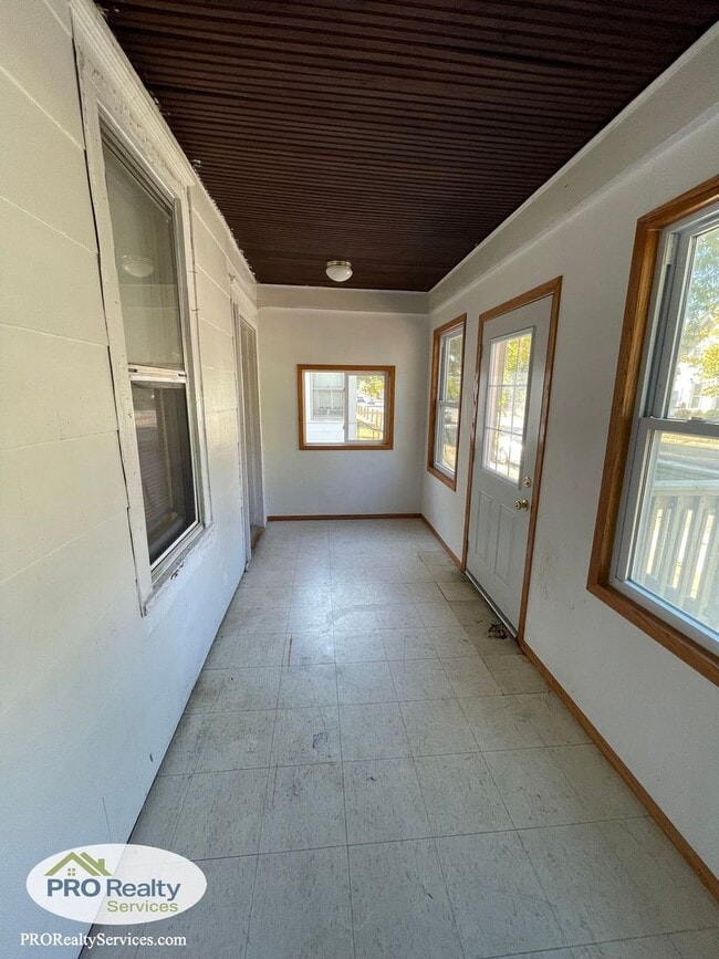 Building Photo - 3 Bedroom Plus Den Home