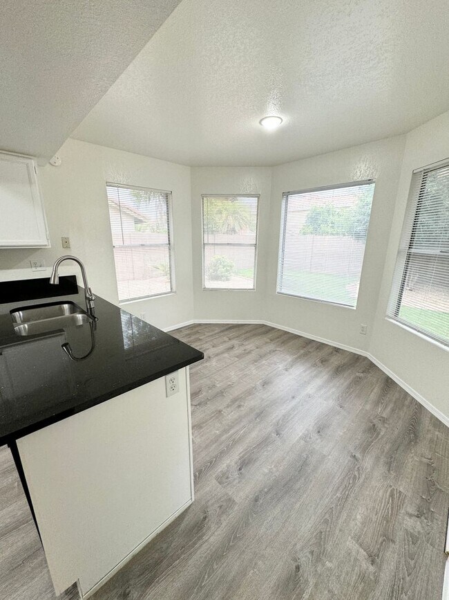 Building Photo - Stunning 4 Bedroom/2.5 Bath Home in Ahwatukee