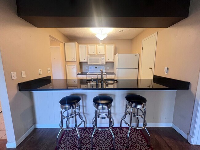 Building Photo - 2 Bed 2 Bathroom Condo in Allendale!