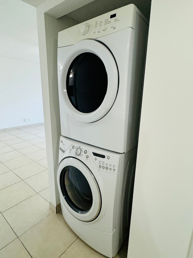 Building Photo - 8431 Royal Palm Blvd