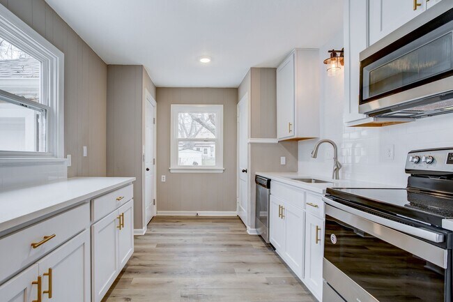 Building Photo - Updated 2 Bed, 1 Bath