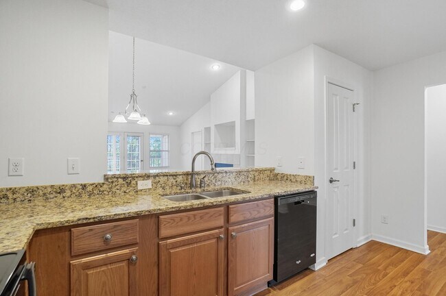 Building Photo - 5468 Nottinghamshire Ln