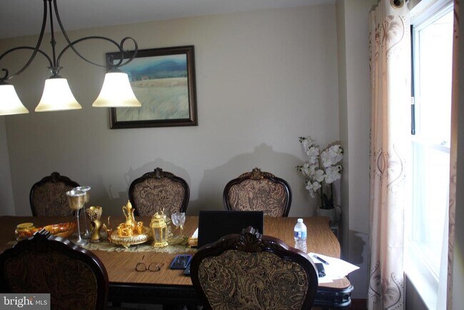 Building Photo - 219 Meadow Dr