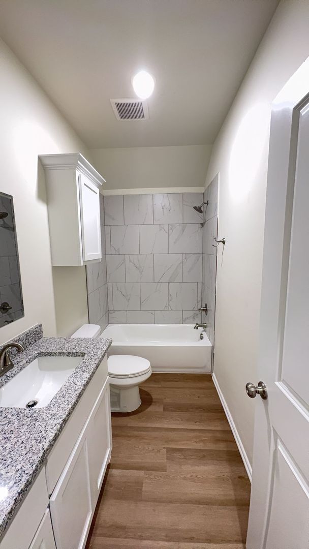 Building Photo - 3 Bedroom 2 Bath 2 Car Garage Duplex in Gr...