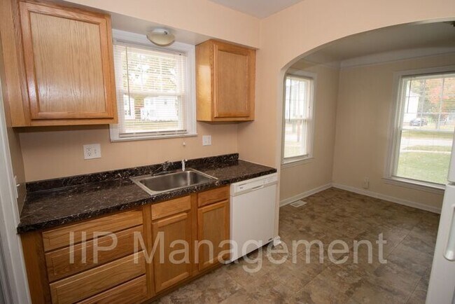 Building Photo - Beautiful 3 Bedroom house in South Euclid!
