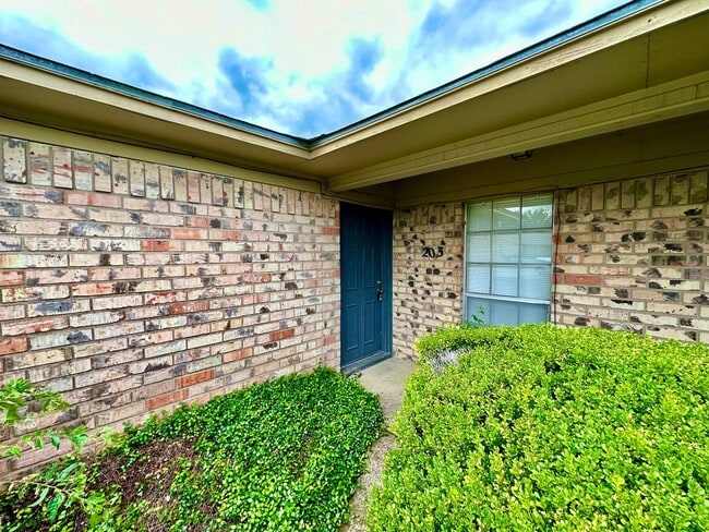 Building Photo - G 201-203 Gruver Circle