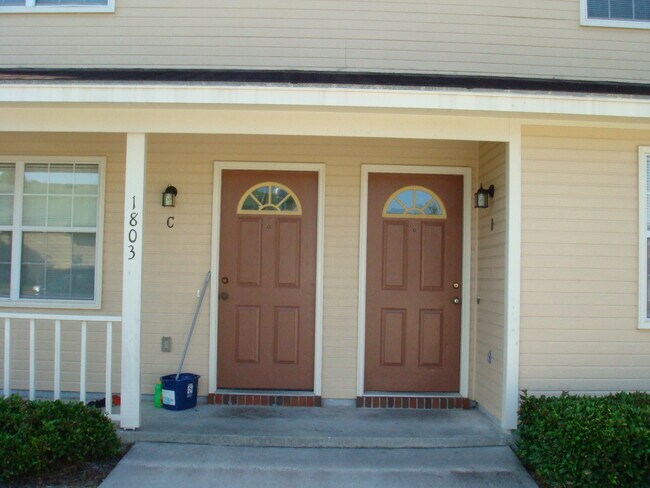Building Photo - 1803 Plum St