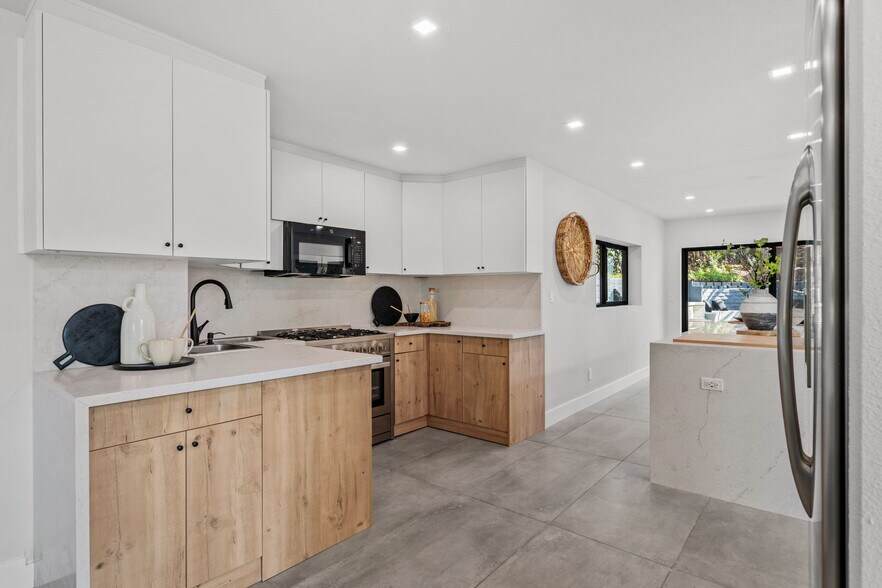 Building Photo - 2029 Del Mar Heights Rd