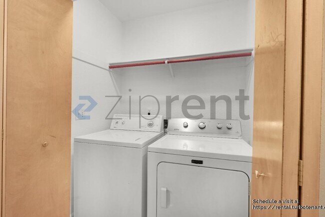 Building Photo - 2275 La Mesa Ct