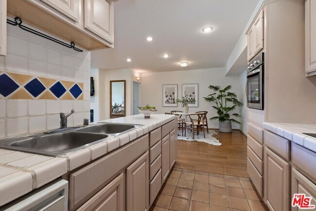 Building Photo - 1351 N Crescent Heights Blvd