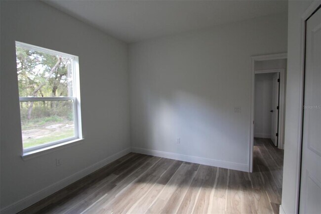 Building Photo - 9118 N Cortlandt Dr