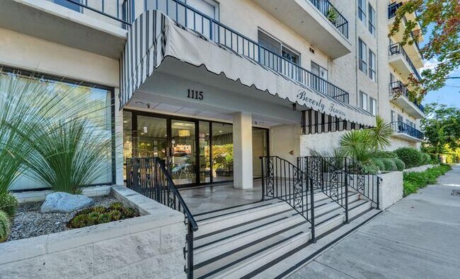 Building Photo - 1115 S Elm Dr