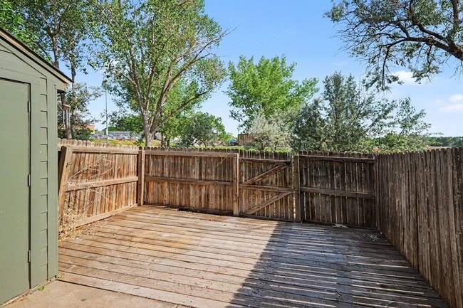 Building Photo - Updated 2 Bedroom, 2 Bathroom Townhome – Move-In Ready!