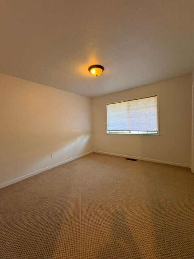 Building Photo - 12499 Incline Dr