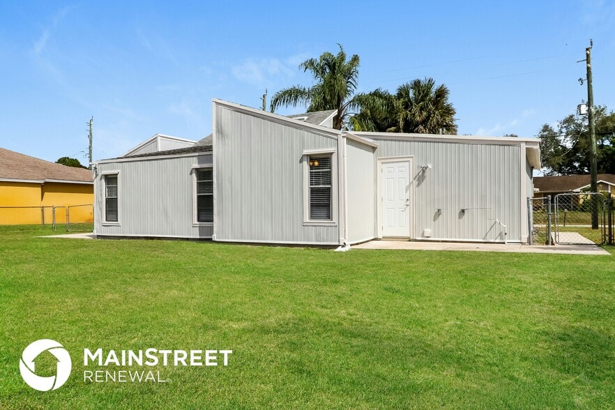 Building Photo - 2574 SW Monterrey Ln