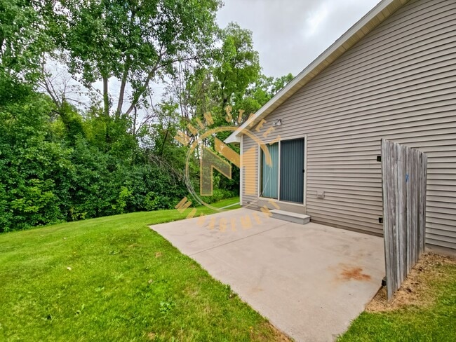 Building Photo - 3 Bed 2 Bath Duplex