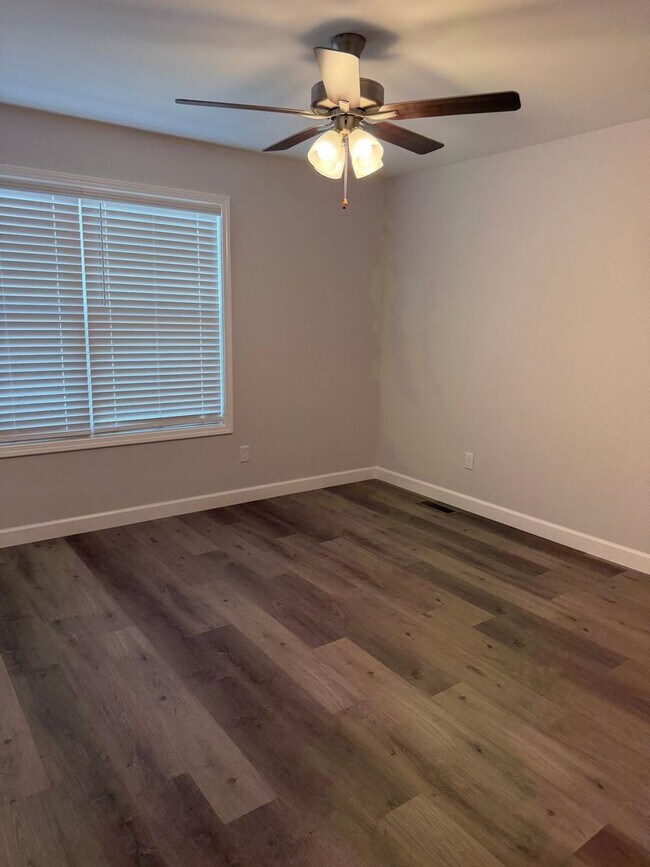 Building Photo - 933-935 Rodeo Ln