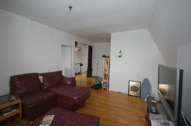 Building Photo - 168 Northampton St