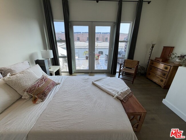 Building Photo - 940 E 2nd St