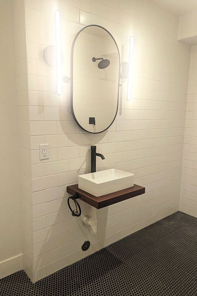 Building Photo - East Sacramento -  New Construction Studio