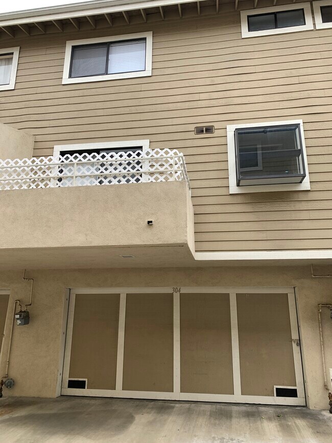 Building Photo - 15220 S Normandie Ave