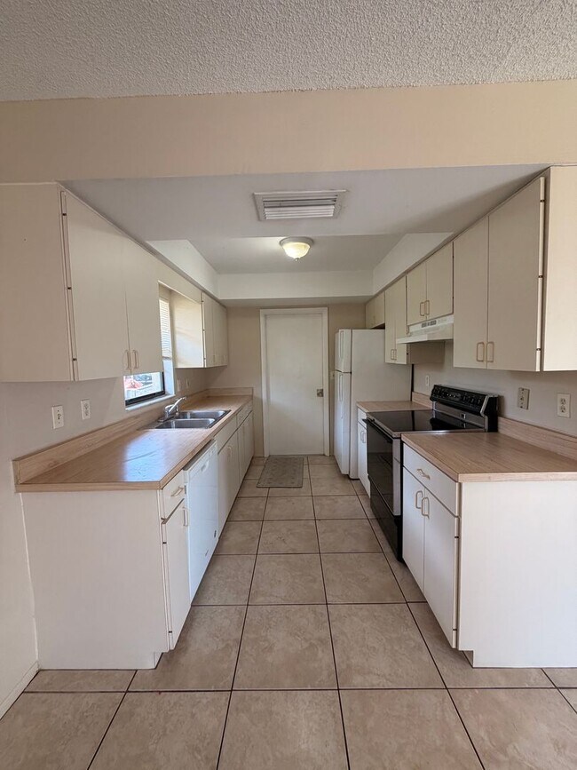 Building Photo - 2/2 Bedroom house with 1 car garage and fenced yard.