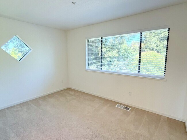 Building Photo - Fabulous Townhouse at Ashford Court - Close to BART, Downtown & Trails !