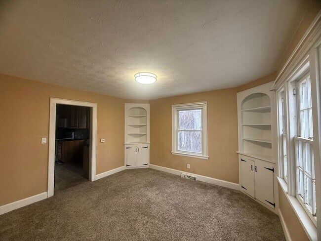 Building Photo - Spacious four-bedroom, two bathroom, pet friendly home!