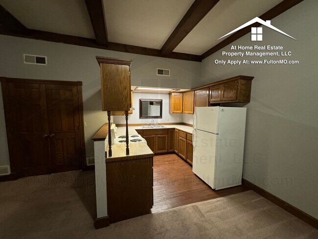 Building Photo - 103 E 10th St