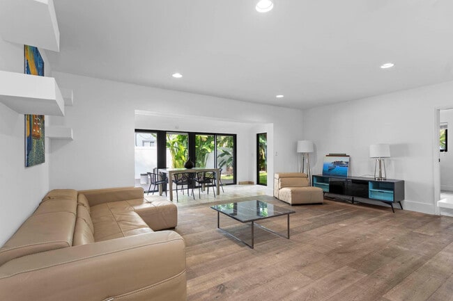 Building Photo - 715 NE 25th Ave