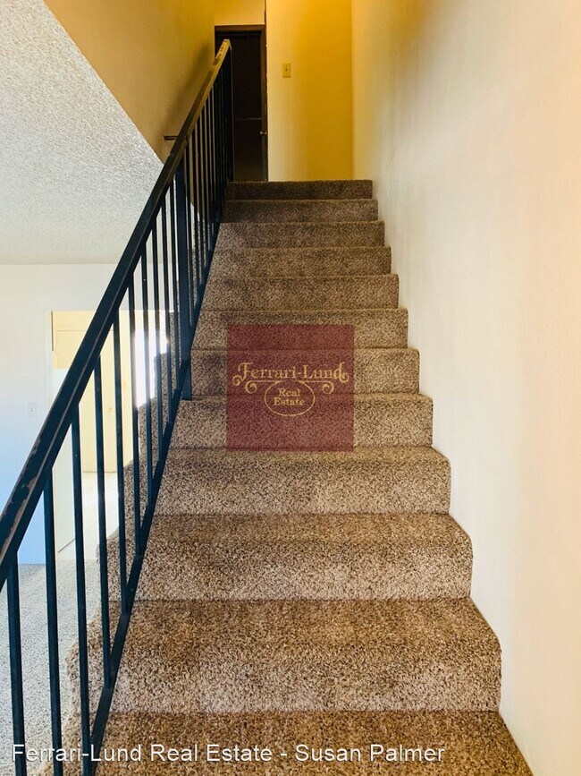 Building Photo - 3 br, 2.5 bath House - 1410 E 9th Street #1