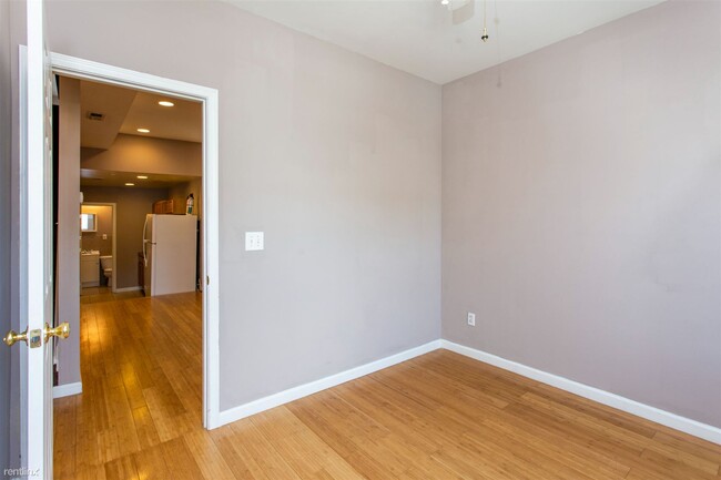 Building Photo - 4 br, 2 bath Triplex - 1745 WILLINGTON ST ...