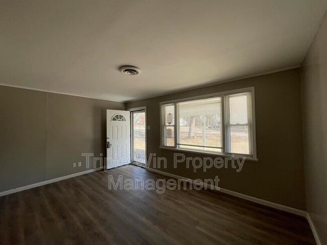 Building Photo - 10261 Imperial Dr