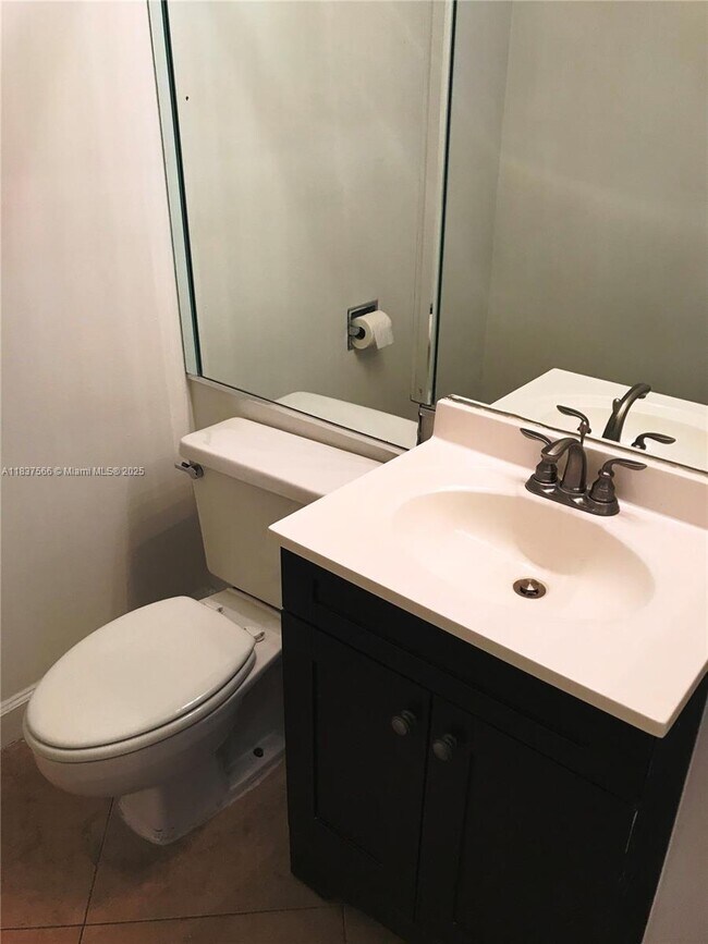 Building Photo - 3475 N Country Club Dr