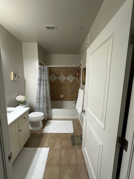 2nd full bathroom located adjacent to 2nd bedroom - 7820 Inverness Blvd